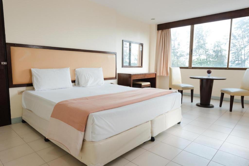 Nice Beach Hotel Rayong Exterior foto